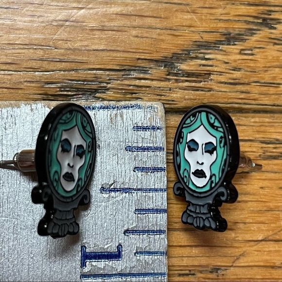 Madame Leota and haunted mansion stud earrings - Picture 8 of 15